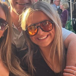 Meet your Posher, Claire